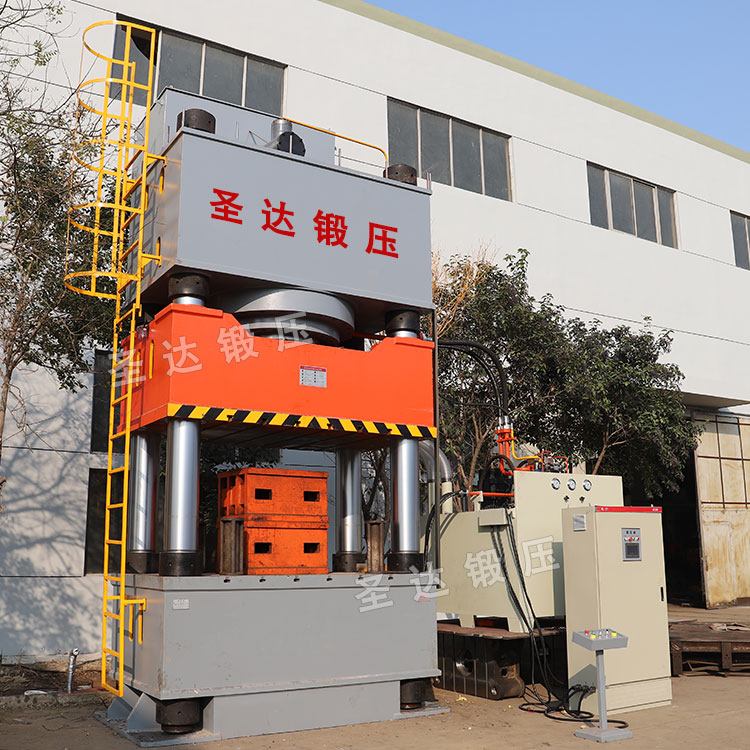 2000噸三梁四柱液壓機(jī)車(chē)間展示