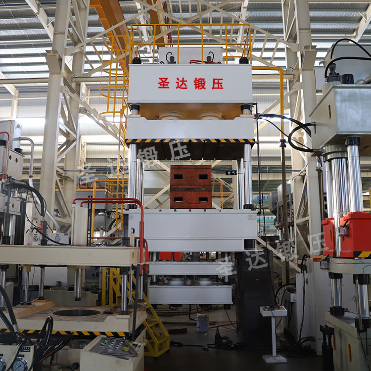 500噸三梁四柱液壓機(jī)車(chē)間實(shí)物