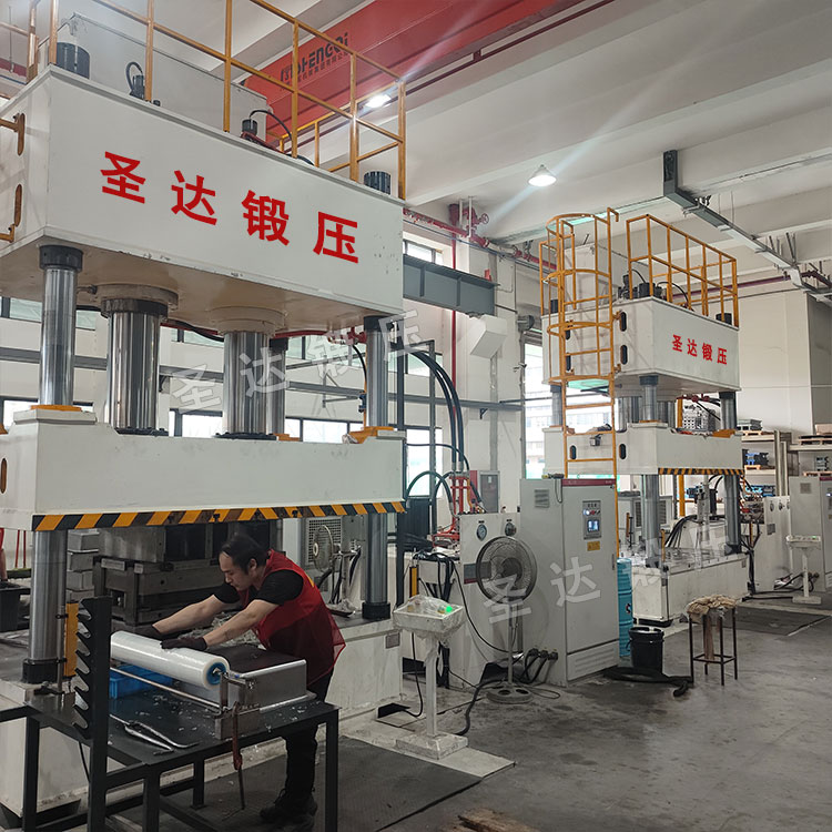 不銹鋼水槽拉伸液壓機(jī)客戶車(chē)間